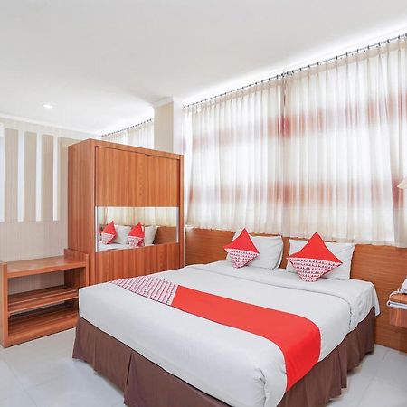 Maumu Hotel & Lounge Сурабая Экстерьер фото