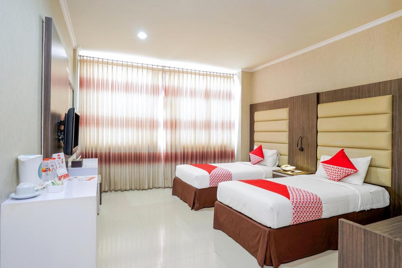 Maumu Hotel & Lounge Сурабая Экстерьер фото